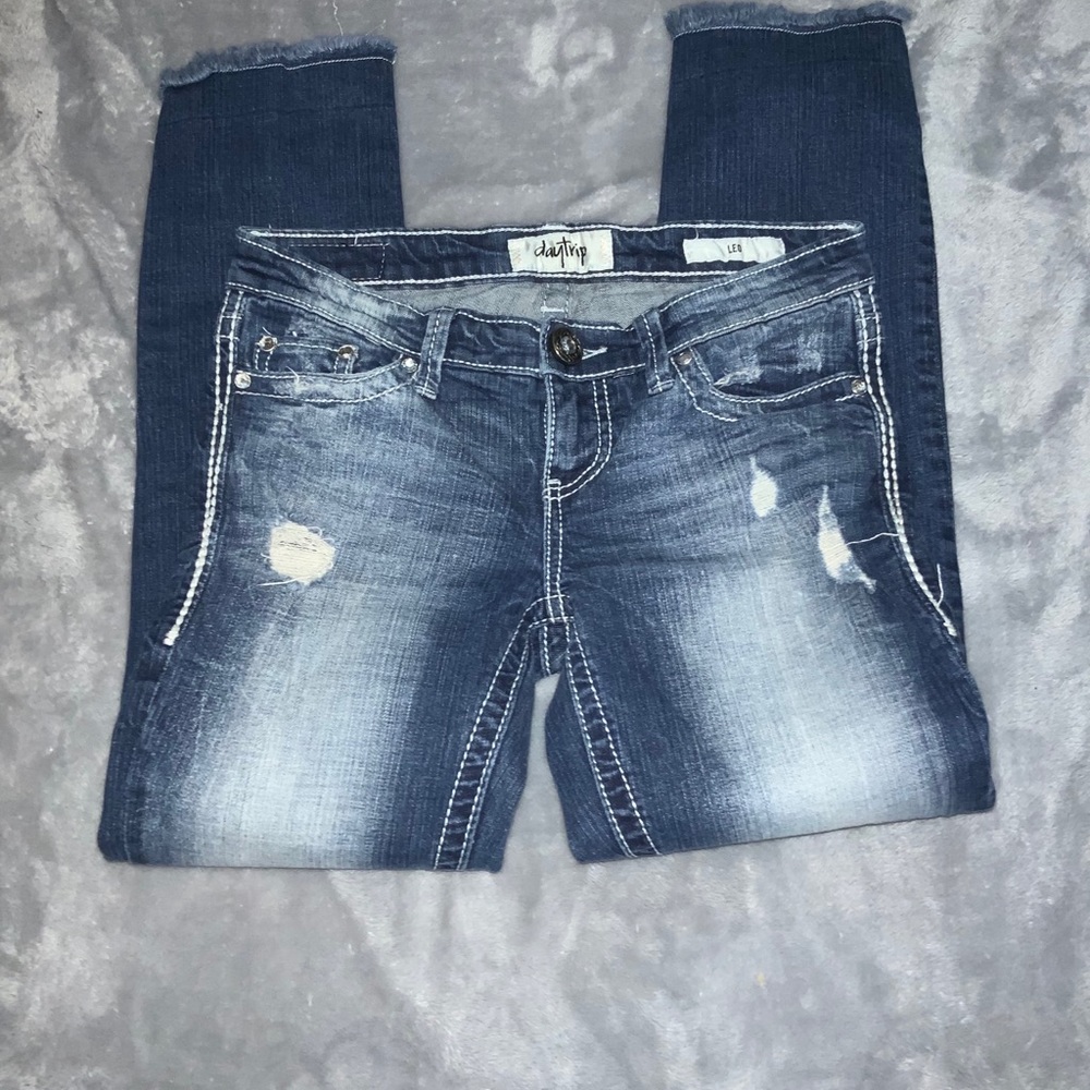 DAYTRIP LEO FRAYED HEM JEANS